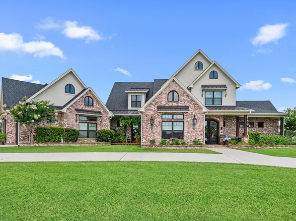 304 Champions Ct, El Campo, TX 77437