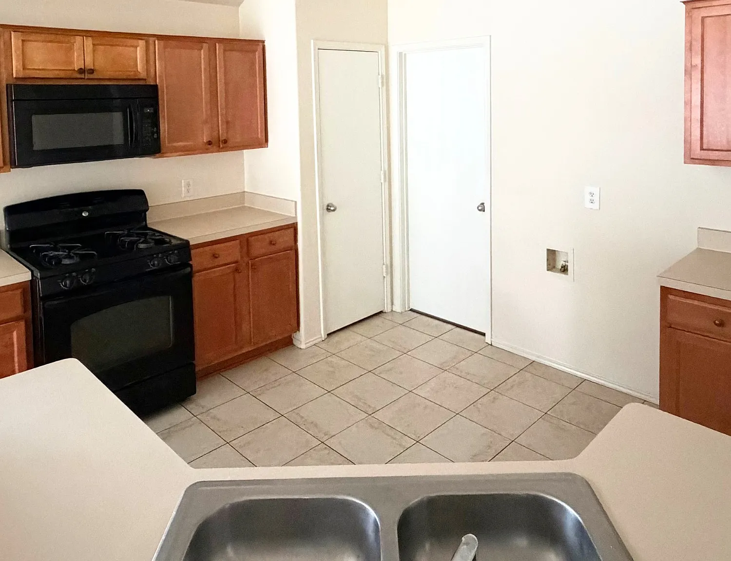 3 bed, 1796 sqft, $1,900 — Photo 2