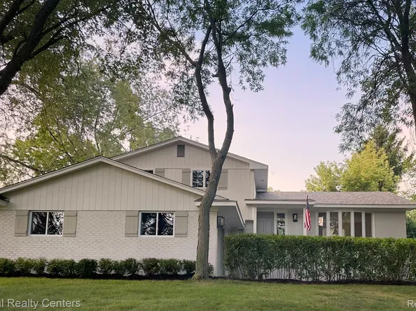 6050 Upper Straits Blvd, West Bloomfield, MI 48324