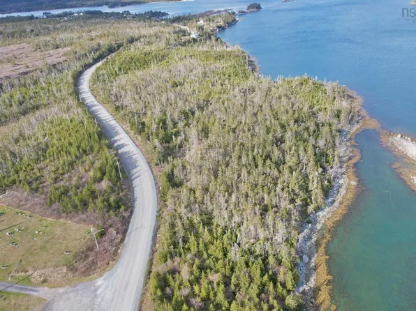 8 S Shore Rd, Lunenburg, NS B0J 2C0