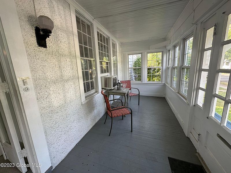 3rd image of 11 LAWNRIDGE Avenue