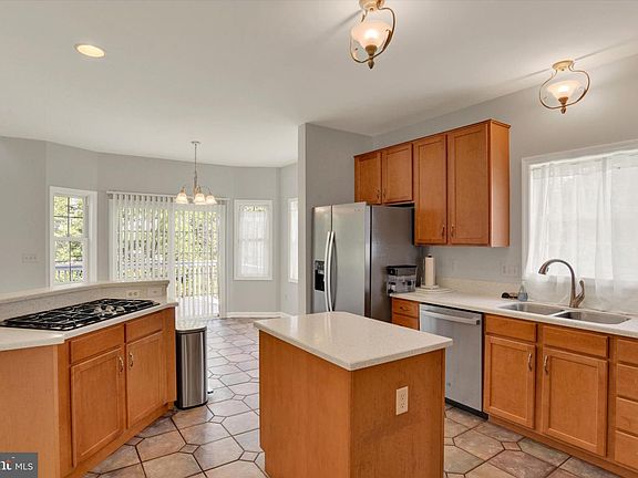 5th image of 8 Meadowood Pl