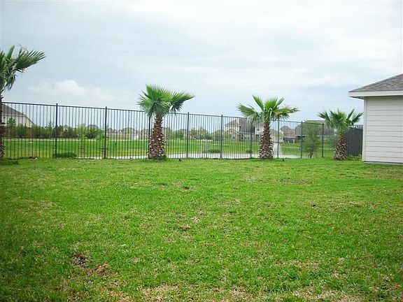 Large backyard ready for Summer BBQ's-.Or just enjoy your morning coffee! 