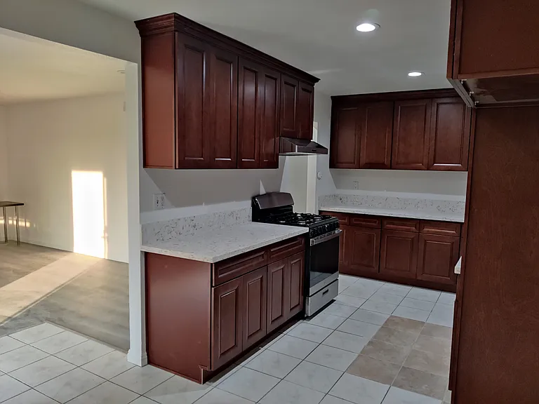 1522 N Lake Ave — Photo 4