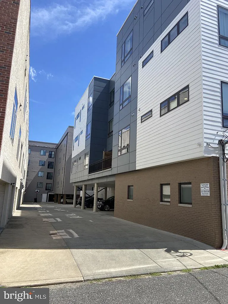 2 bed, 2.0 bath, 1027 sqft, $2,200 — Photo 1
