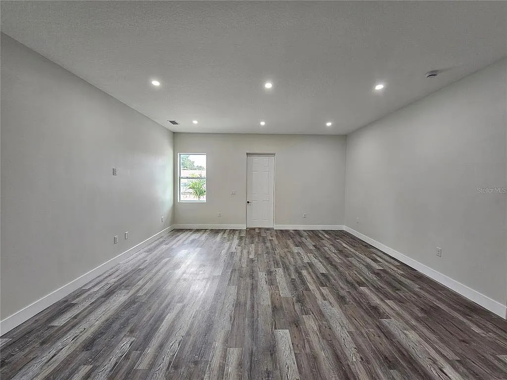 3 bed, 2.0 bath, 1711 sqft, $2,200 — Photo 4