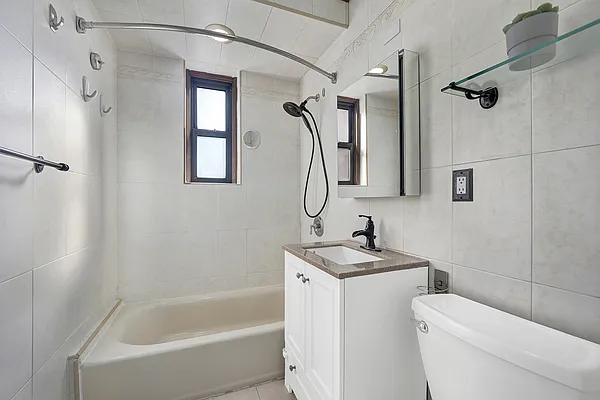 Sold by REMAX Elite | media 16