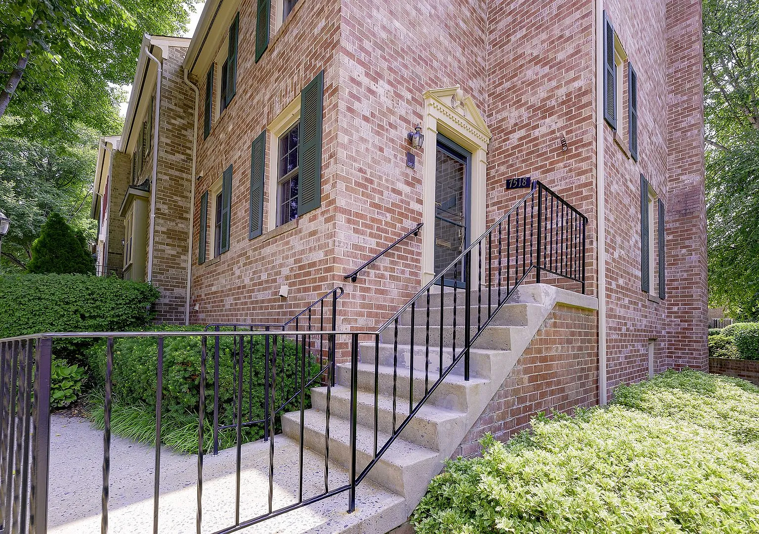 Superb End Unit 3 Br/2.5 Ba Town Home In Bethesda — Photo 4
