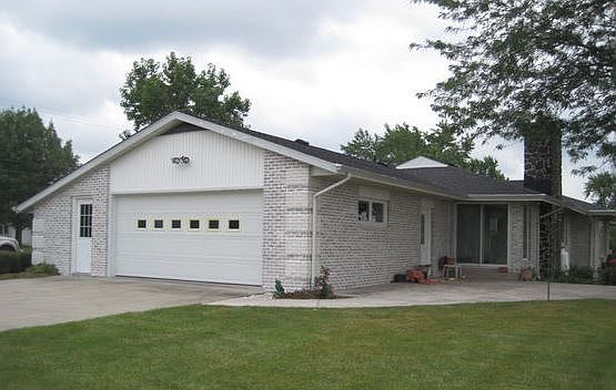 2nd image of 822 Emerald Rd