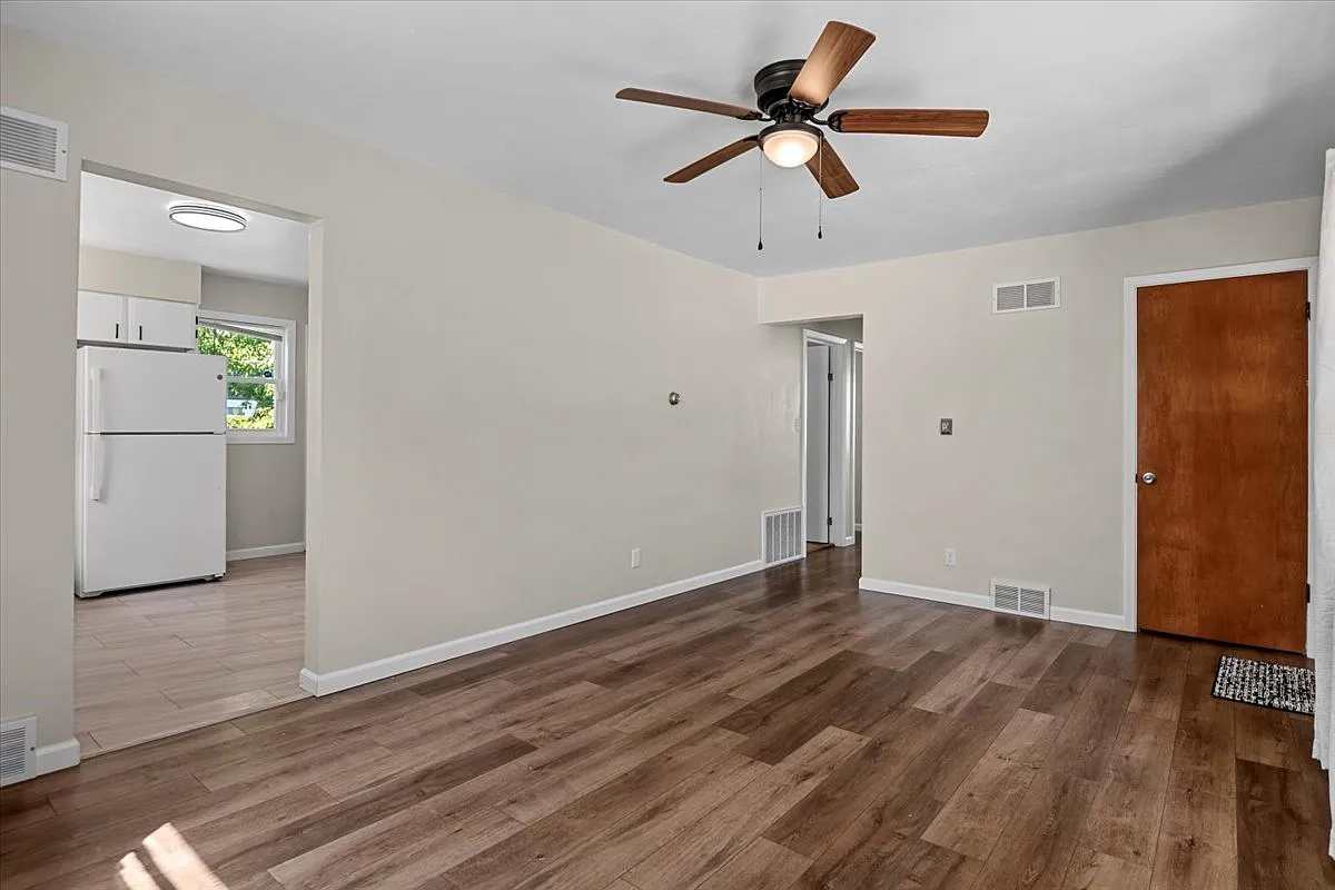 3 bed, 869 sqft, $1,600 — Photo 4
