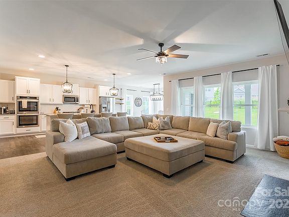 5th image of 262 Heatherland Dr