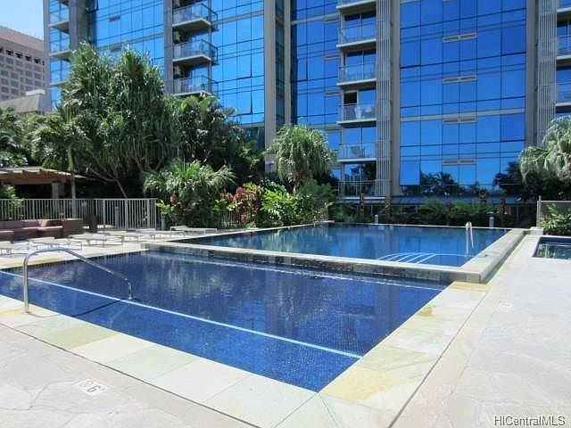 Pool/Jacuzzi/BBQ area