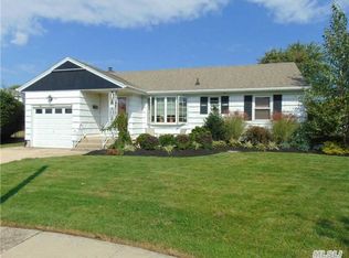 15 Lee Ct, Massapequa, NY 11758