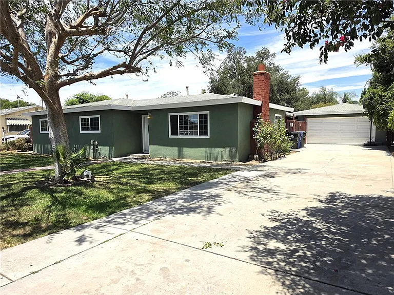 221 E Maple St — Photo 2