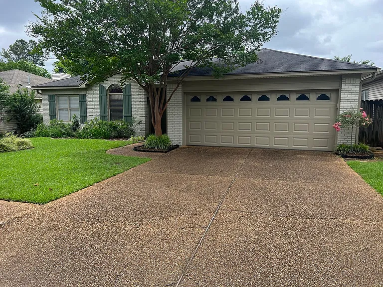 809 Ashland Dr — Photo 1