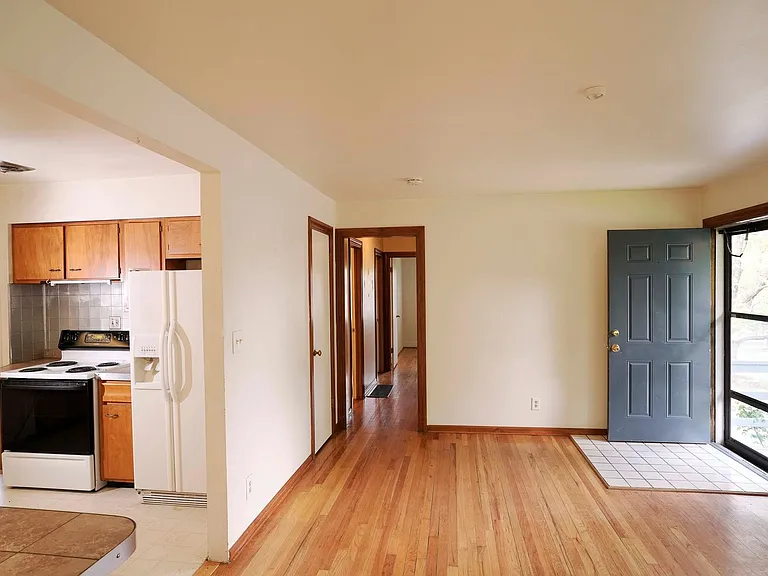 5540 N Garfield Ave — Photo 1