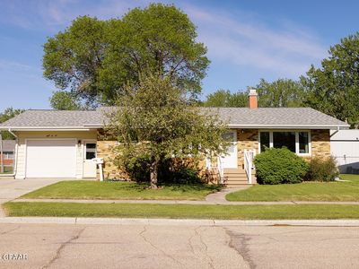 806 East St, Bottineau, ND, 58318