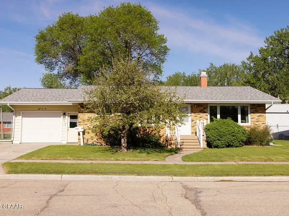 806 East St, Bottineau, ND 58318
