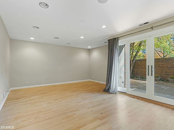 3rd image of 1330 N Lasalle St #106