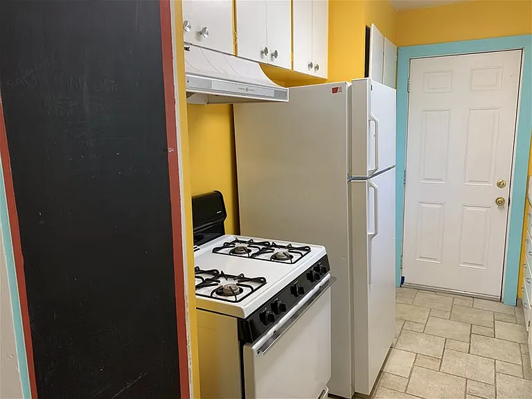 420 E 8th St — Photo 5