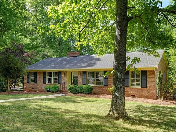 5th image of 901 Country Club Dr