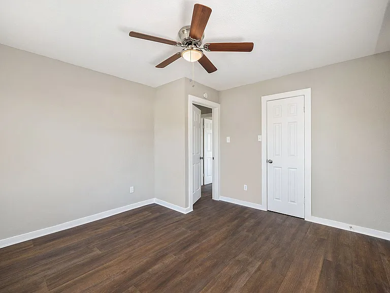 517 Center St — Photo 12