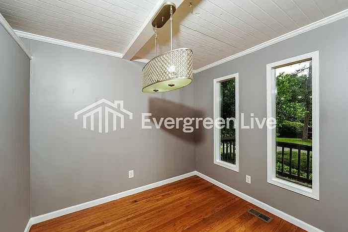 3 bed, 2.0 bath, 1324 sqft, $1,345 — Photo 4