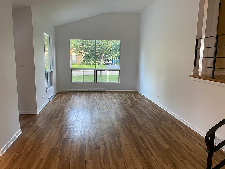 330 Forestway Dr — Photo 2