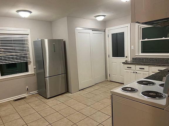 4th image of 445 Barkley Dr