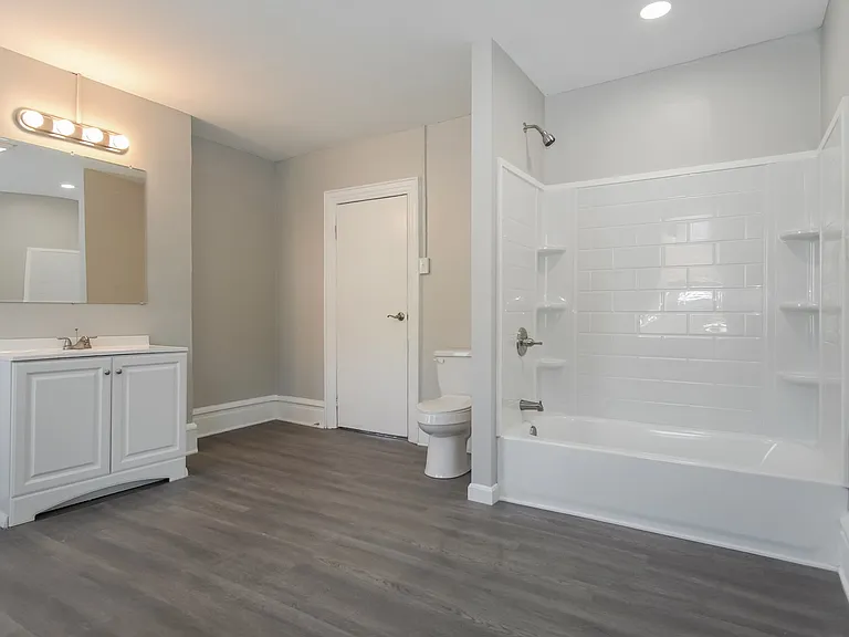 1469563_023_main_bathroom_13229589.jpg
