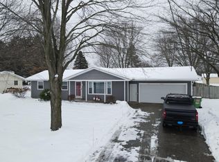 10300 Springwood Dr, Zeeland, MI 49464