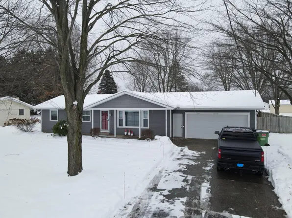 10300 Springwood Dr, Zeeland, MI 49464