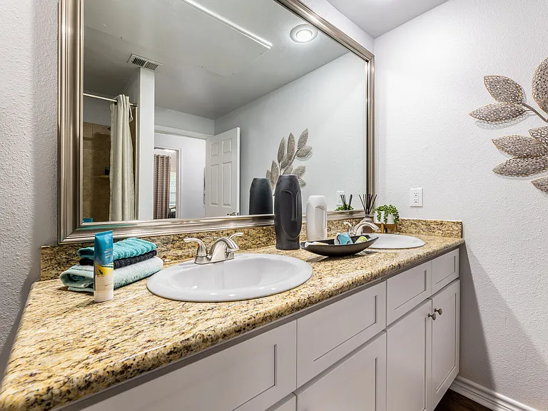 Lakebridge Apartments — Photo 14