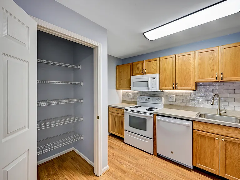 Kings View Apartments — Photo 20