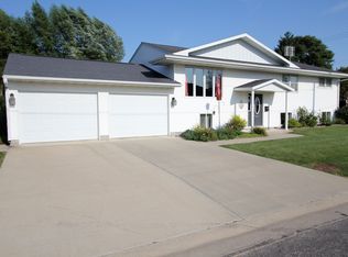 1104 13th St, Grundy Center, IA 50638