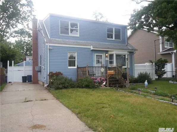 315 Maple Ct, Copiague, NY 11726