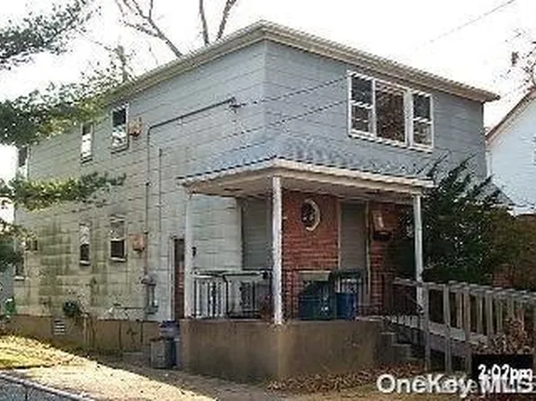 16 Leach Street, Lynbrook, NY 11563