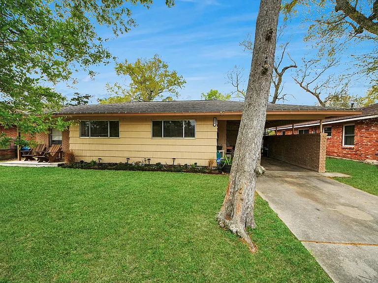 2806 Oak Dr — Photo 2