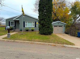 3211 Garfield St, Clinton, IA 52732