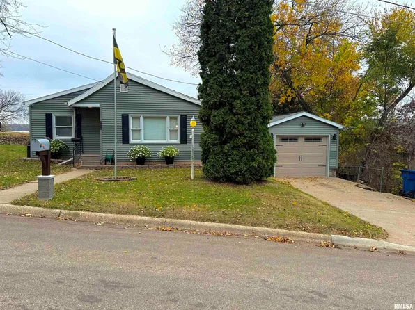 3211 Garfield St, Clinton, IA 52732