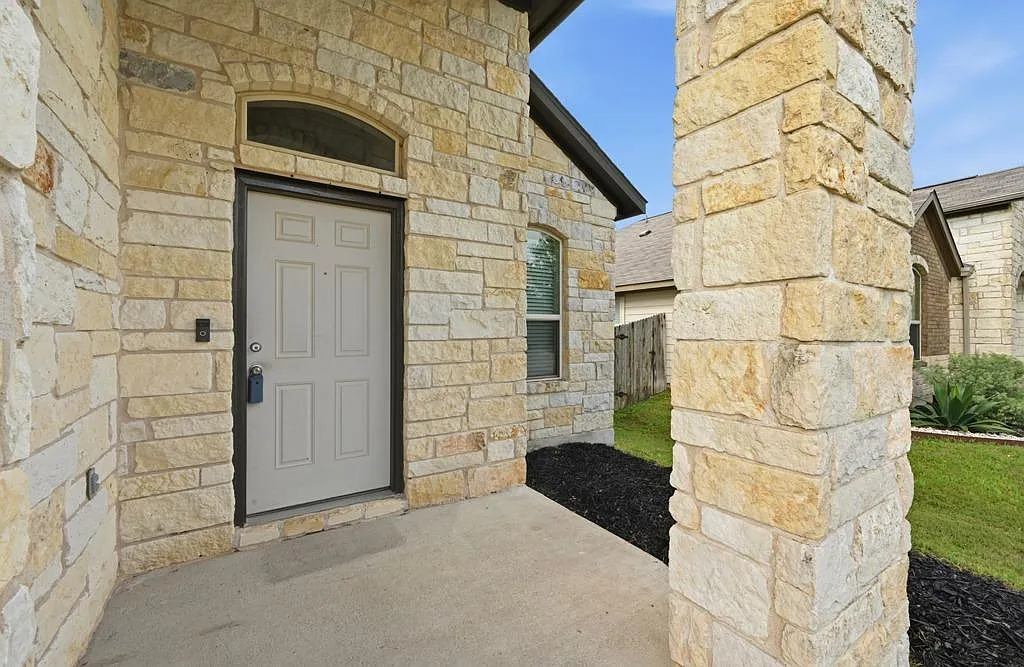 3 bed, 2.5 bath, 1400 sqft, $2,000 — Photo 3