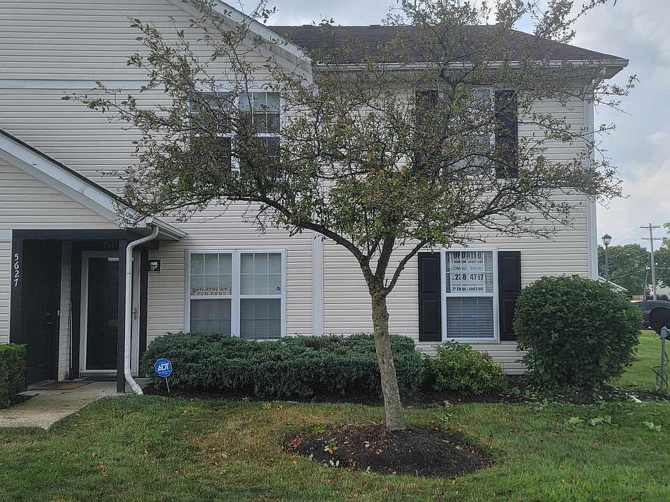 End-unit 1st floor apartment with plenty of parking nearby