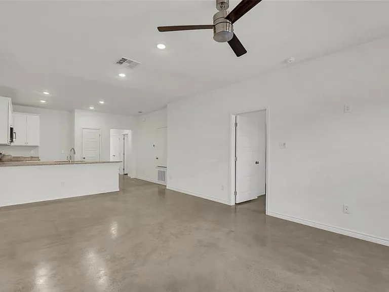 1211 Concord Dr — Photo 3