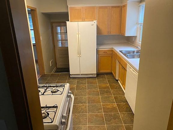 3rd image of 2043 Victoria St N