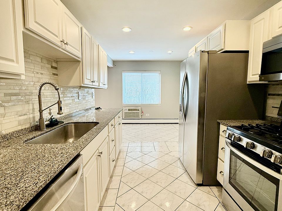 Kitchen. All LG Appliances (Refrigerator, Stove/Oven, Microwave and Dishwasher).

Granite countertops with a large deep sink and new faucet.