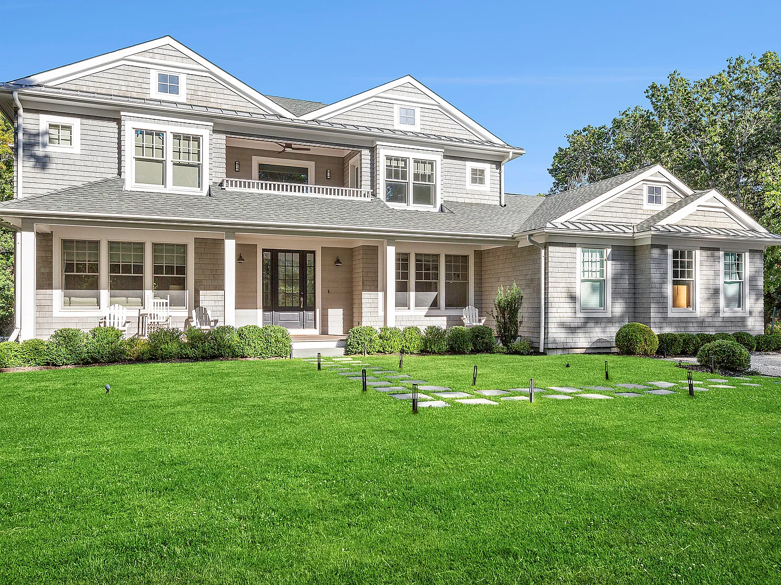Sunny Like-New Construction in Southampton — Photo 1