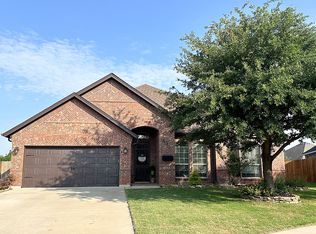 421 Locksley Ct, Saginaw, TX 76179