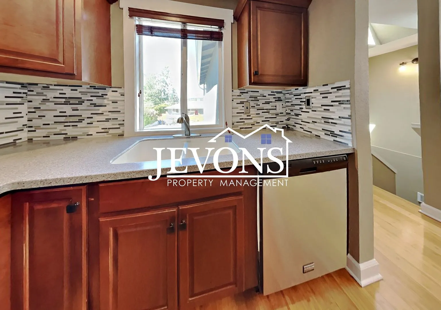 Coming Soon a 4-bedrooms 2-bathrooms house in Seattle — Photo 4
