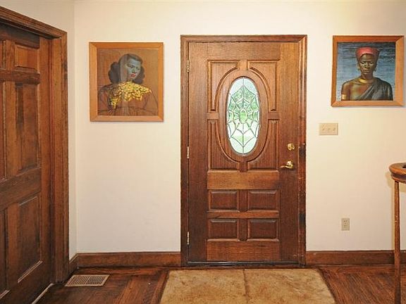 3rd image of 718 McBurney Dr