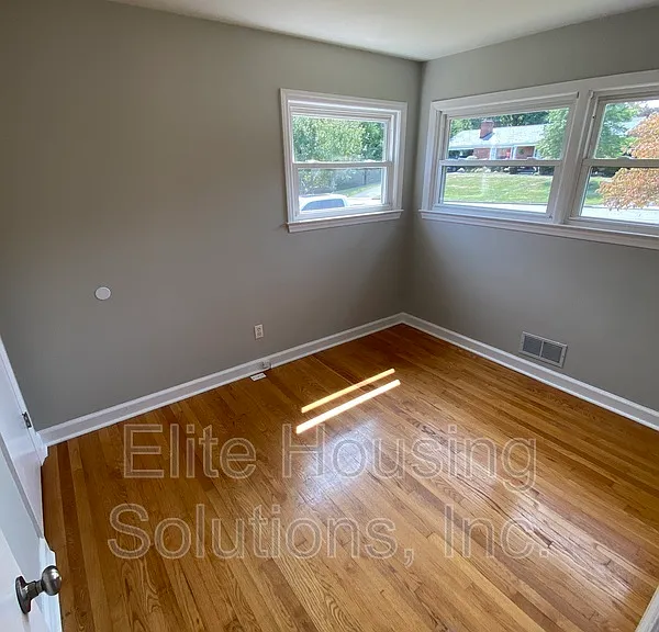 890 N 10th St — Photo 13